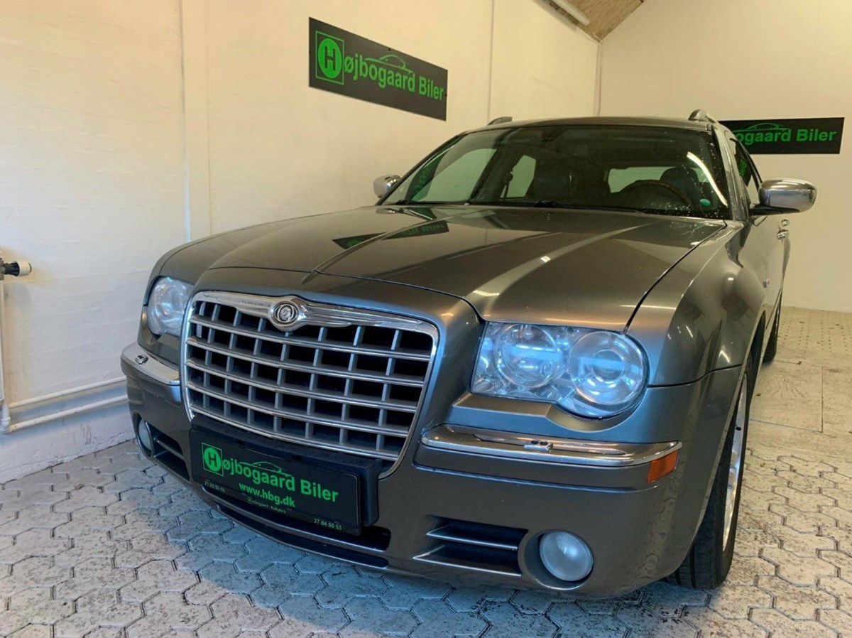 Du skal slippe lige under 80.000 kroner for denne kilometer-sultne Chrysler, som står hos Højbogaard Biler i Aabybro.