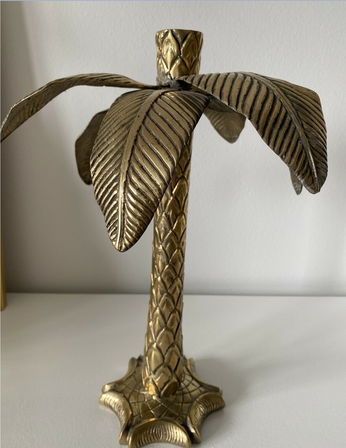I Københavns S har Sussane denne guld, palme-lysestage til salg for 450 kroner