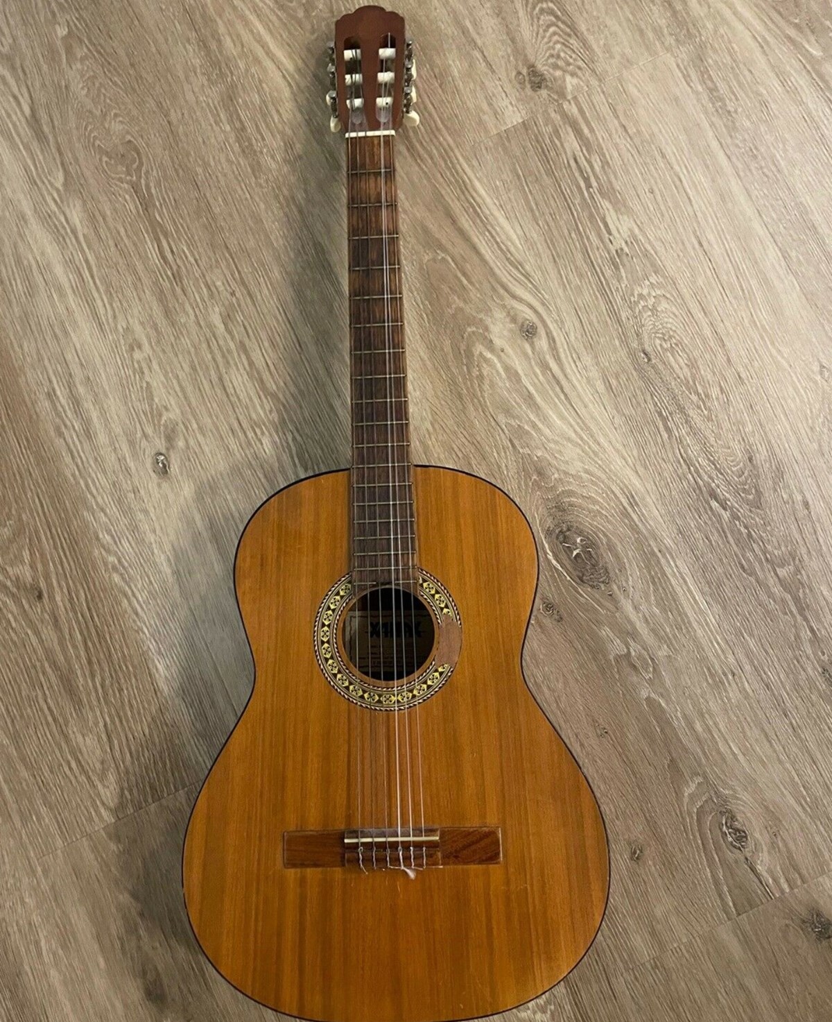 Du skal til Hvidovre, hvis denne klassiske guitar af mærket Xanax skal blive din. Det er nemlig i Hvidovre, at sælgeren fra DBA bor. Han håber at få 150 kroner for guitaren.