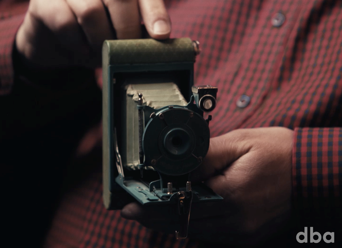 For at få kvinder til at købe kameraer, lavede Kodak deres ’Petite’-kamera i starten af 1930’erne til kvinder. Sammen med kameraet kunne man købe en pudder og en læbestift.