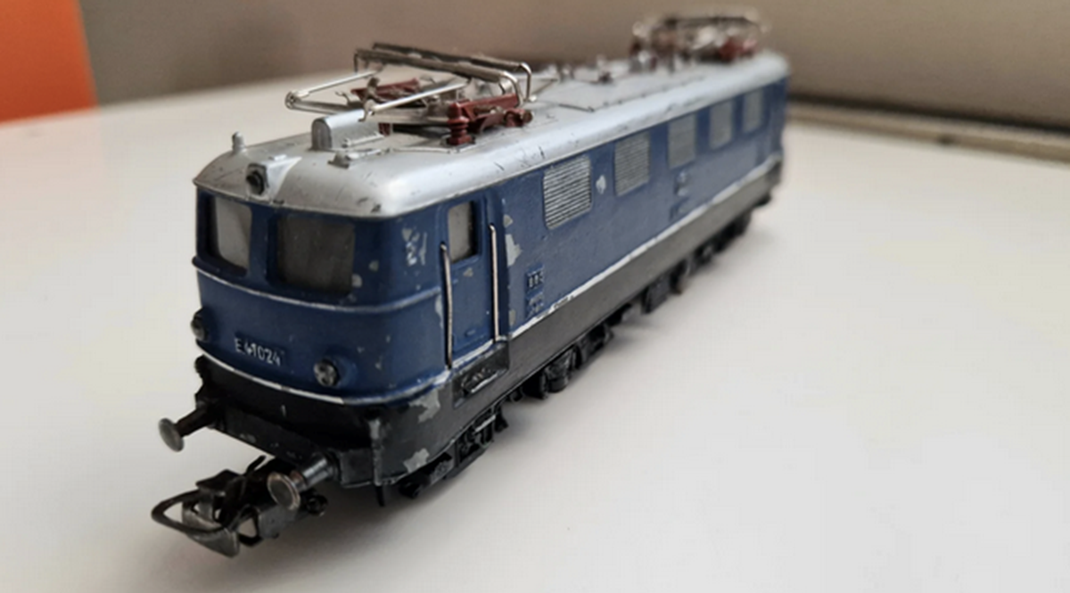 Henrik fra Helsingør vil gerne af med dette fine modeltog. Det er et Märklin blåt DB el-lokomotiv. Han vil have 195 kroner i bytte for det.