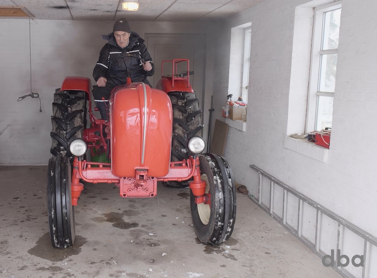 Traktoren er så gammel, at den er fra før den tid, man producerede traktorer med førerhus. I maj 1967 introducerede man de første traktorer med førerhus