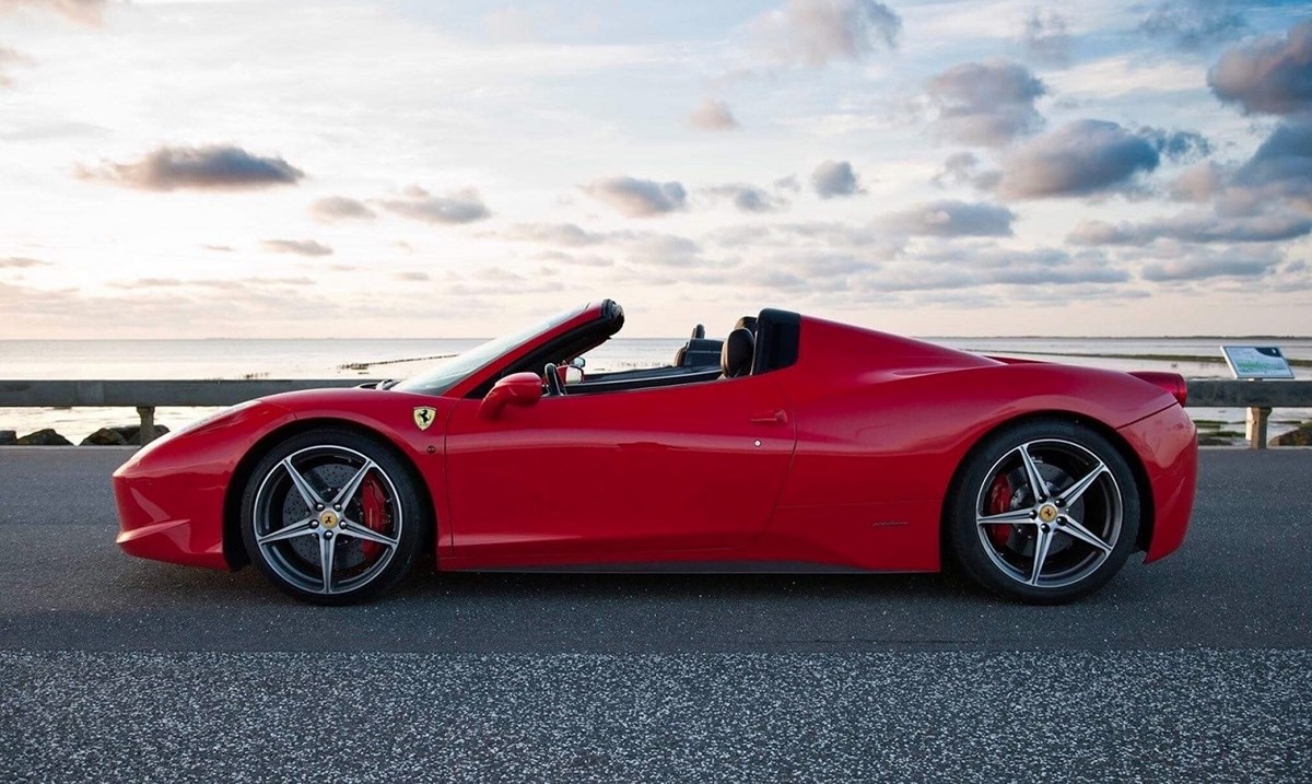 DBAs dyreste bil var engang denne røde Ferrari. Den havde Morten til salg for den lette sum af 1,2 millioner kroner. Du kan blive klogere på, hvorfor i alverden Morten ville af med sin blærede bil, ved at klikke på linket over billedet