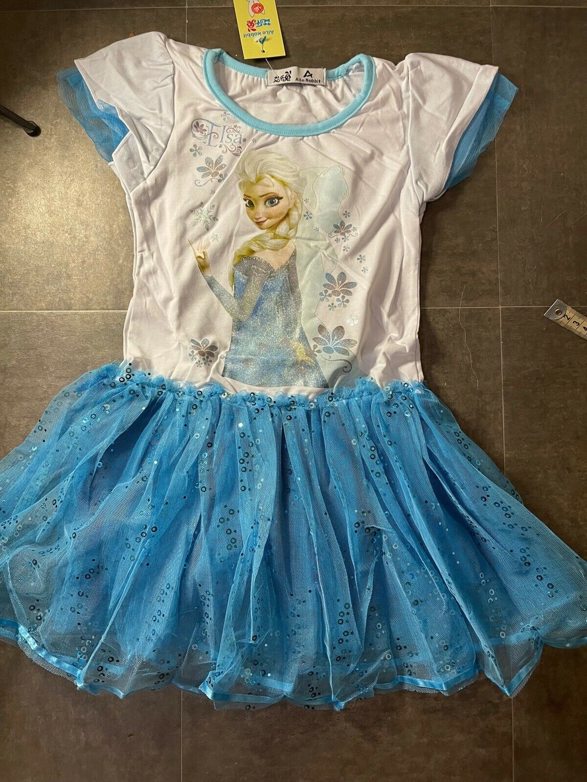 Den søde kjole med motivet af Elsa fra filmen ’Frost’ er aldrig blevet brugt. Den er i størrelse 128 og sælges for 99 kroner. Det er Natasja i Højbjerg, der sælger kjolen, og hun sender den gerne til dig.
