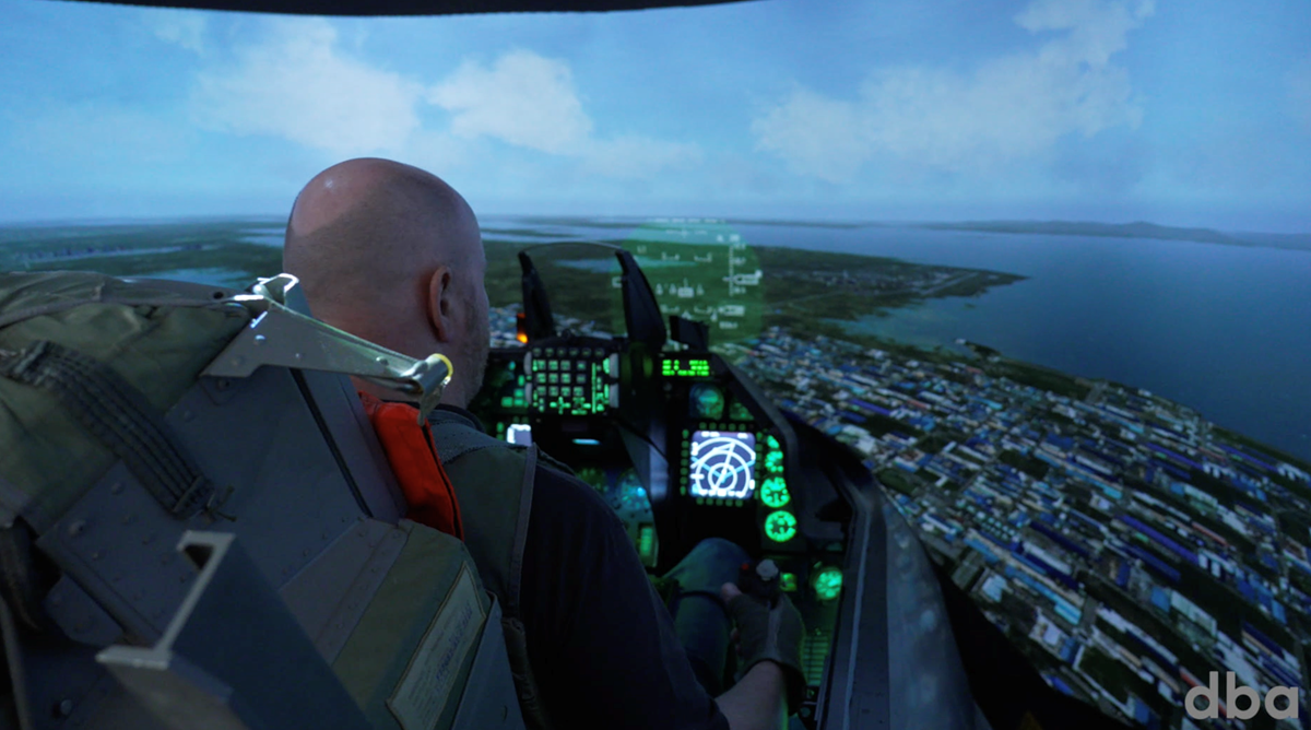 Når Kurt sætter sig i flysimulatoren, kigger han ind i tre Fuld-HD-skærme, der viser landskabet, han flyver hen over.