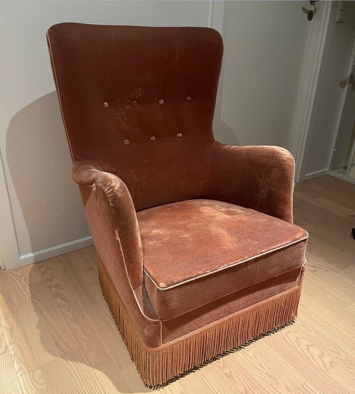 Er du glad for lyserød velour, kan du henvende dig til Birger fra Stenløse, der har denne lænestol til salg på DBA. Han håber at få 600 kroner for stolen.