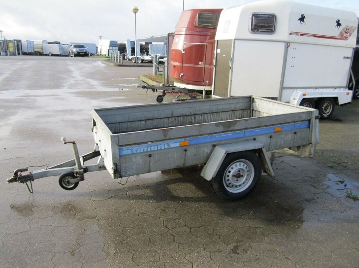 I Brørup kan du lige nu få fingrene i denne trailer, som er sat til salg på DBA for 1.125 kroner. Traileren er 1-akslet og en variant 502
