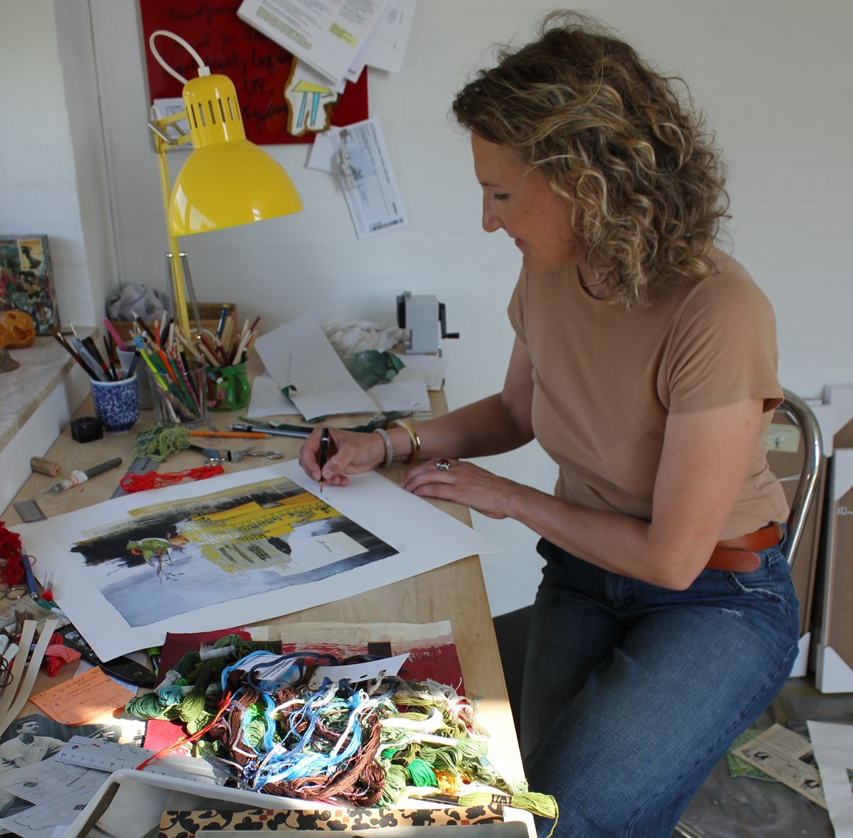 Da Eva Cecilie fik stress, begyndte hun efter mange års pause at være kreativ. I dag sælger hun kunstværkerne, og hun arbejder kun deltid ved siden af sin hobby.