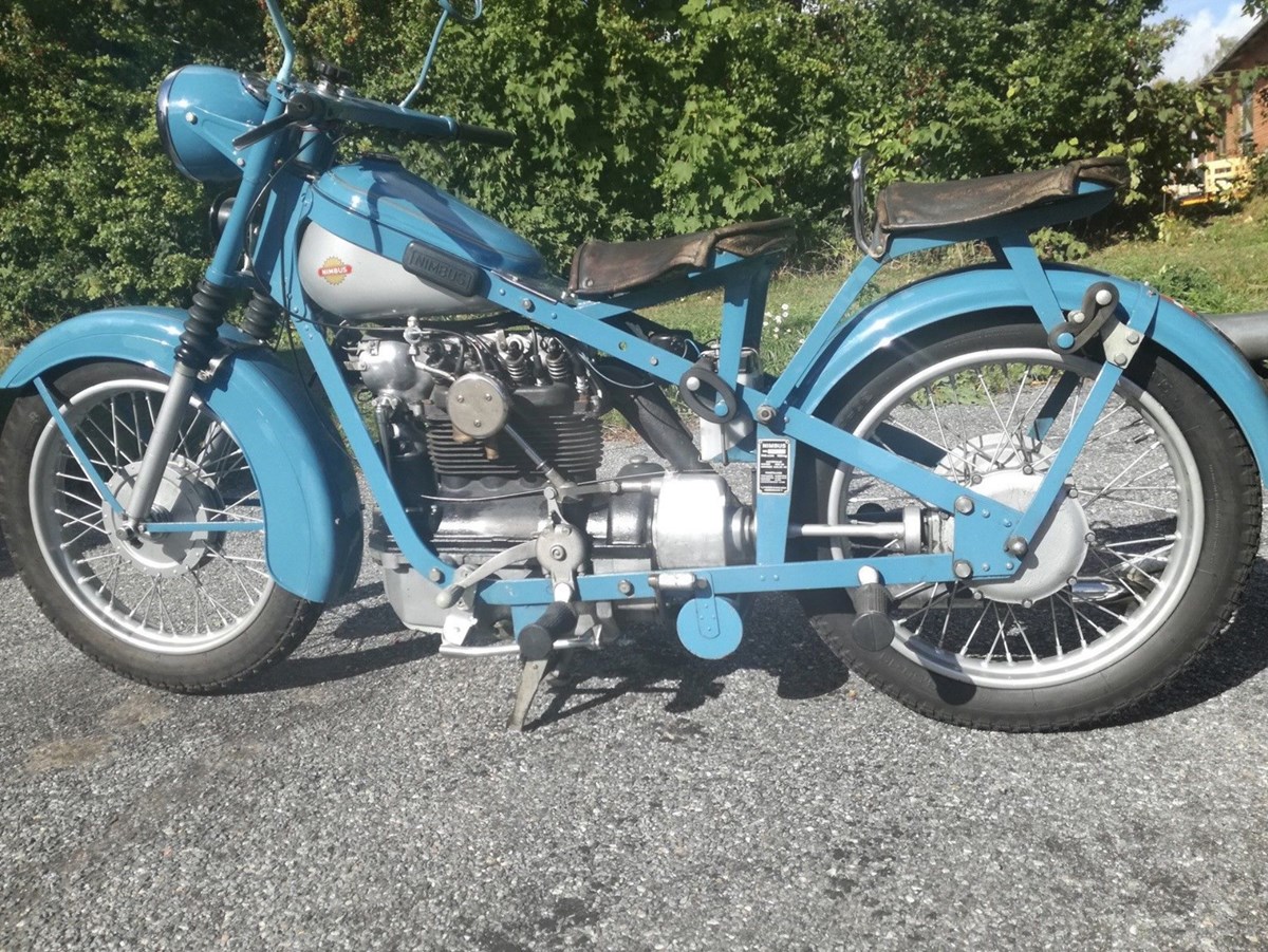 54.000 kroner skal du af med, hvis denne Nimbus C-motorcykel skal blive din. Det er Johnny fra Rødovre, der har den blå motorcykel til salg. Bliver den din, får du en motorcykel, der har trillet 10.000 kilometer, som har 22 hestekræfter, og som kom til verden i 1956