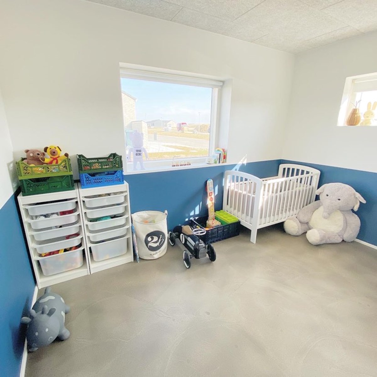 Pernille er ikke så vild med beige-trenden på børneværelset. Derfor har Luca fået et blåt værelse med genbrugsseng og genbrugspuslebord fra Ikea, brugt Dublo og en brugt reol til at opbevare legetøjet i.