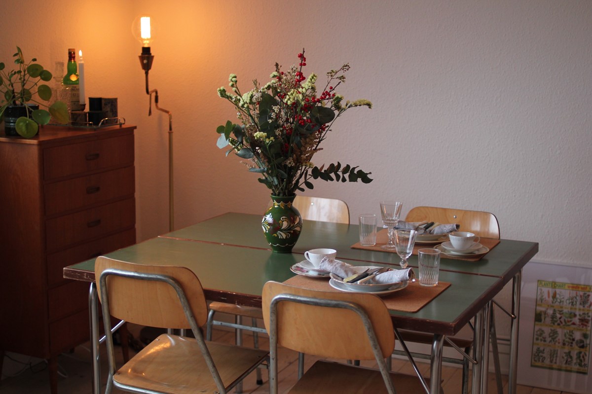 Her kan du se Emelies spisebord. Billederne er taget fra hendes tidligere lejlighed. I dag er familien flyttet i et hus, der er ved at blive renoveret. Det kan du læse mere om i teksten over billederne her