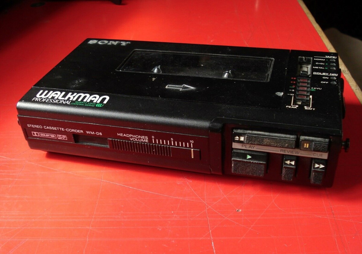 Modellen Sony Walkman WM-D6 kom I 1982. Denne er set på DBA til 1.500 kroner