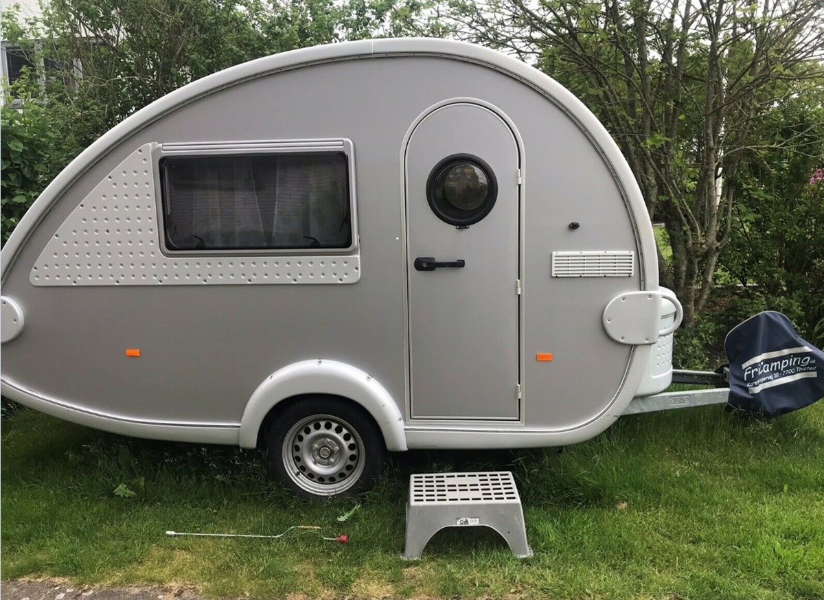 Denne søde, unikke campingvogn venter lige nu på en ny ejer på DBA. 74.000 kroner vil sælgeren fra Thisted have for sit grå, transportable sommerhus. Campingvognen er en ’Tabbert’ 320 Rs, og den er fra 2008. Egenvægten er på 525 kilo