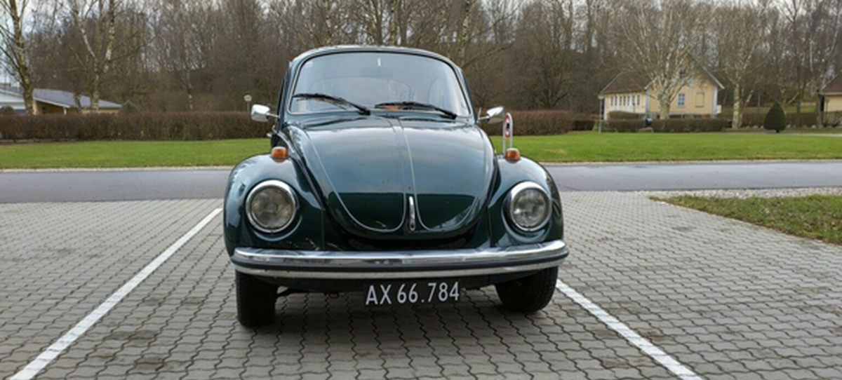 Denne fine, grønne, VW Bobbel 1303 1,3 fra 1973 har kørt 55.000 kilometer. Den er på sorte plader, og den er synet den 19. Marts 2019. Den er i skrivende stund sat til salg for 68.500 kroner af Jan S. fra Gedved.