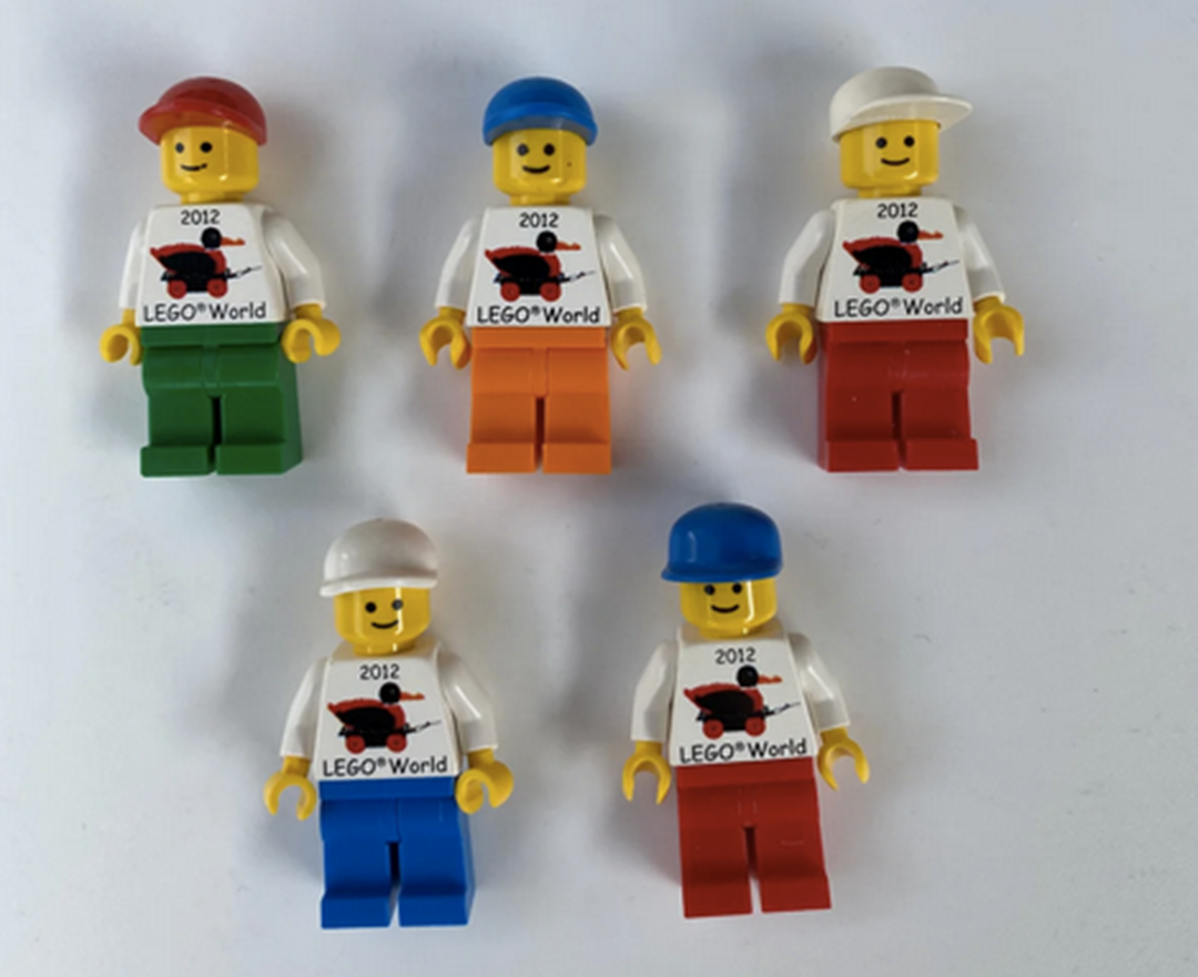 Lego er det 6. mest populære søgeord i oktober. Jan fra Frederikssund sælger netop nu disse  fem Lego World City minifigurer fra 2012 her på DBA. Du skal have 250 kroner op ad lommen, hvis de skal hjem til dig og bo.