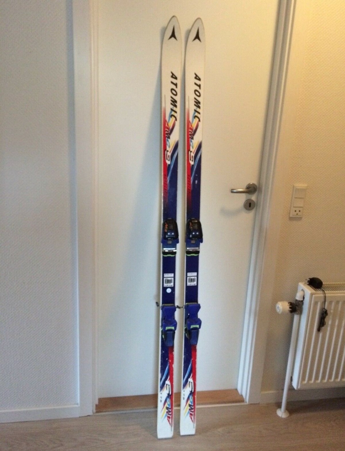I Nykøbing kan du troppe op med 150 kroner og få disse Alpinski til gengæld. Det er nemlig Mette, der lige nu har disse ski, 175 centimeter til salg.