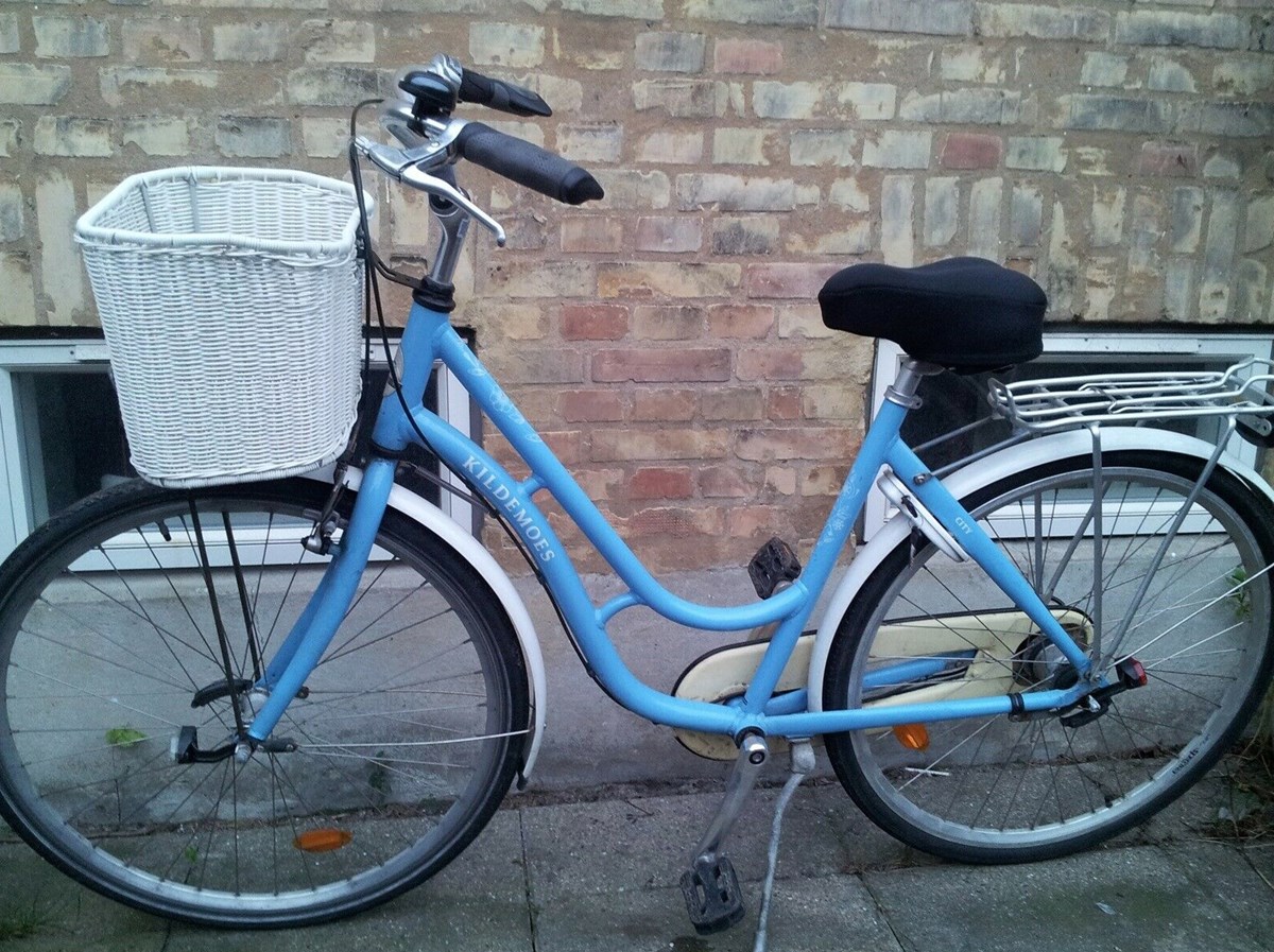 I Vanløse står denne cykel, som koster 1.400 kroner lige nu på DBA
