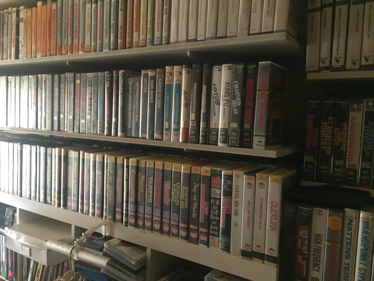 Her han du se nogle af de film, som Hans-Jørn har kær. I podcasten GODT BRUGT kan du høre mere om Hans-Jørns samling. Den ældste af hans VHS-film udkom i 1981