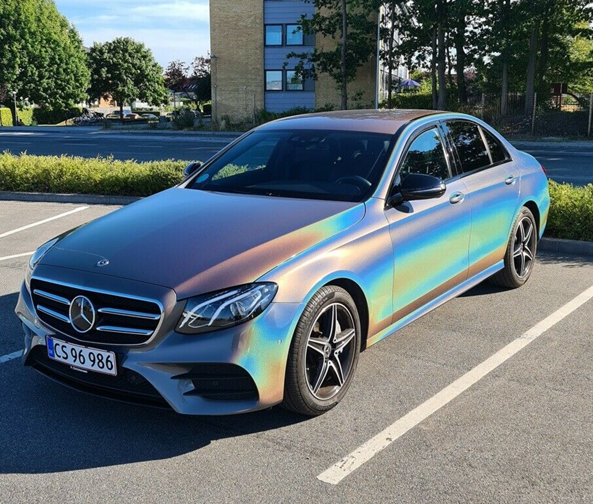 Kunne en regnbuefarvet Mercedes friste? Den sælges af Onurhan fra Odense til 569.999 kroner.