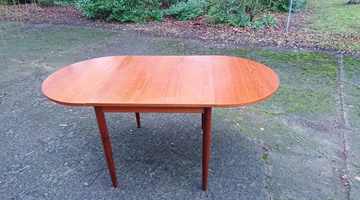 Hvis dette teaktræs spisebord skal blive dit, skal du hoste op med 1.600 kroner. Sælgeren bor i Nykøbing Falster og hedder Poul.