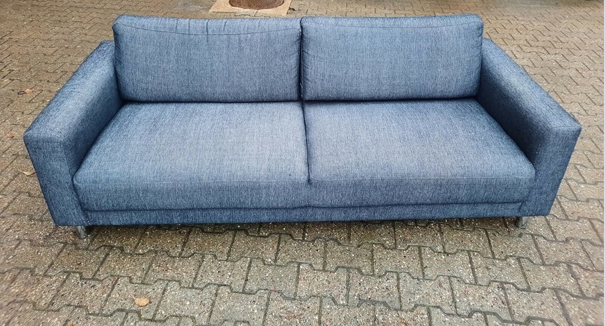 150 kroner, kun, vil Anders have for sin blå sofa, som han dog også har slæbt hele vejen ud af lejligheden for at tage billeder af. Sofaen står i Odense. Det gør den i hvert fald i skrivende stund. Måske den er solgt, når denne artikel udgives, eller når du først læser dette.