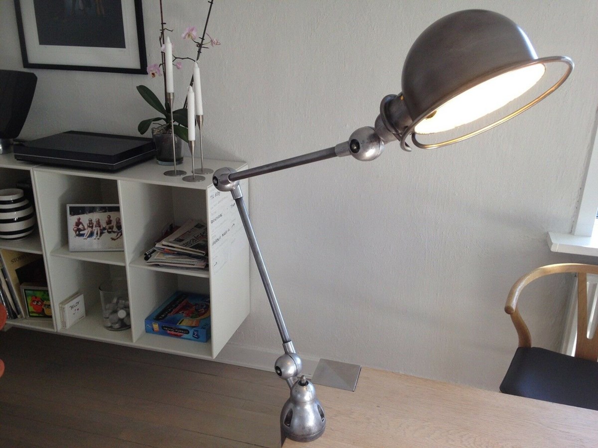De rå industrilamper giver indretningen kant. Denne lampe fra Jielde kan du købe for 3.500 kroner på DBA.