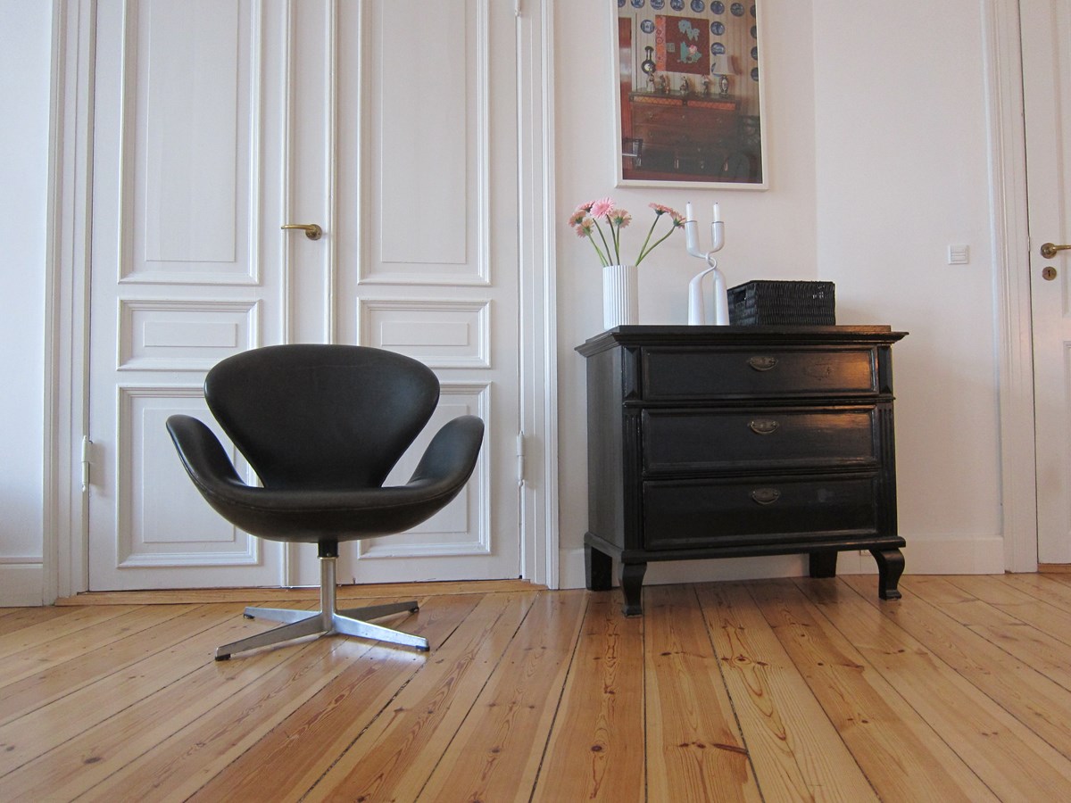 I årerne før 00'erne røg hans møbler ud til storskrald, men i 00'erne fik Arne Jacobsen en revival