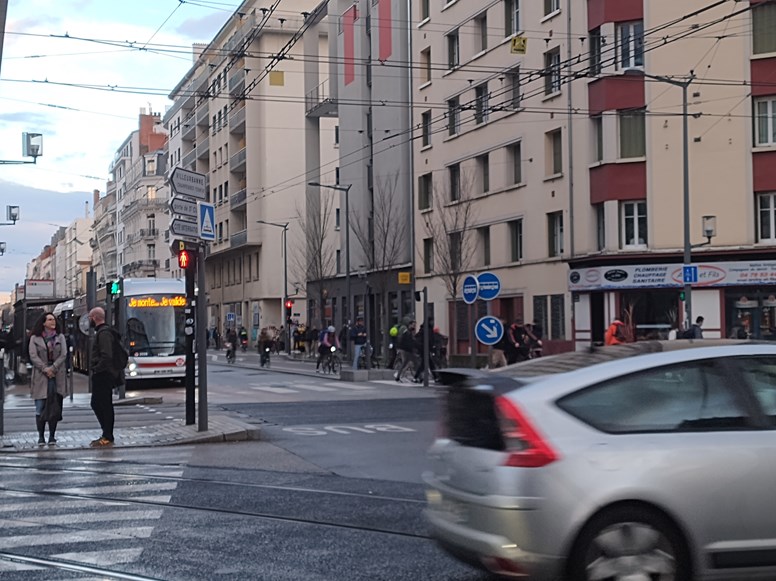 mobilités à Lyon - voitures, vélo, bus, piétons