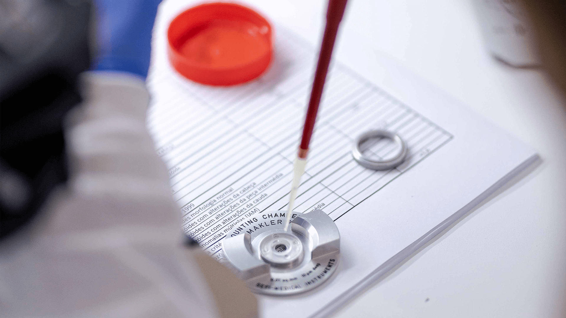 profissionais no laboratório 