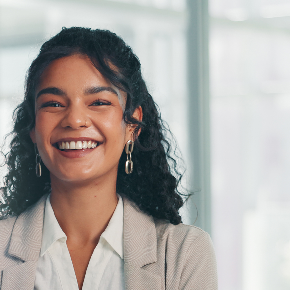 Mulher a sorrir com um relógio ao lado dela
