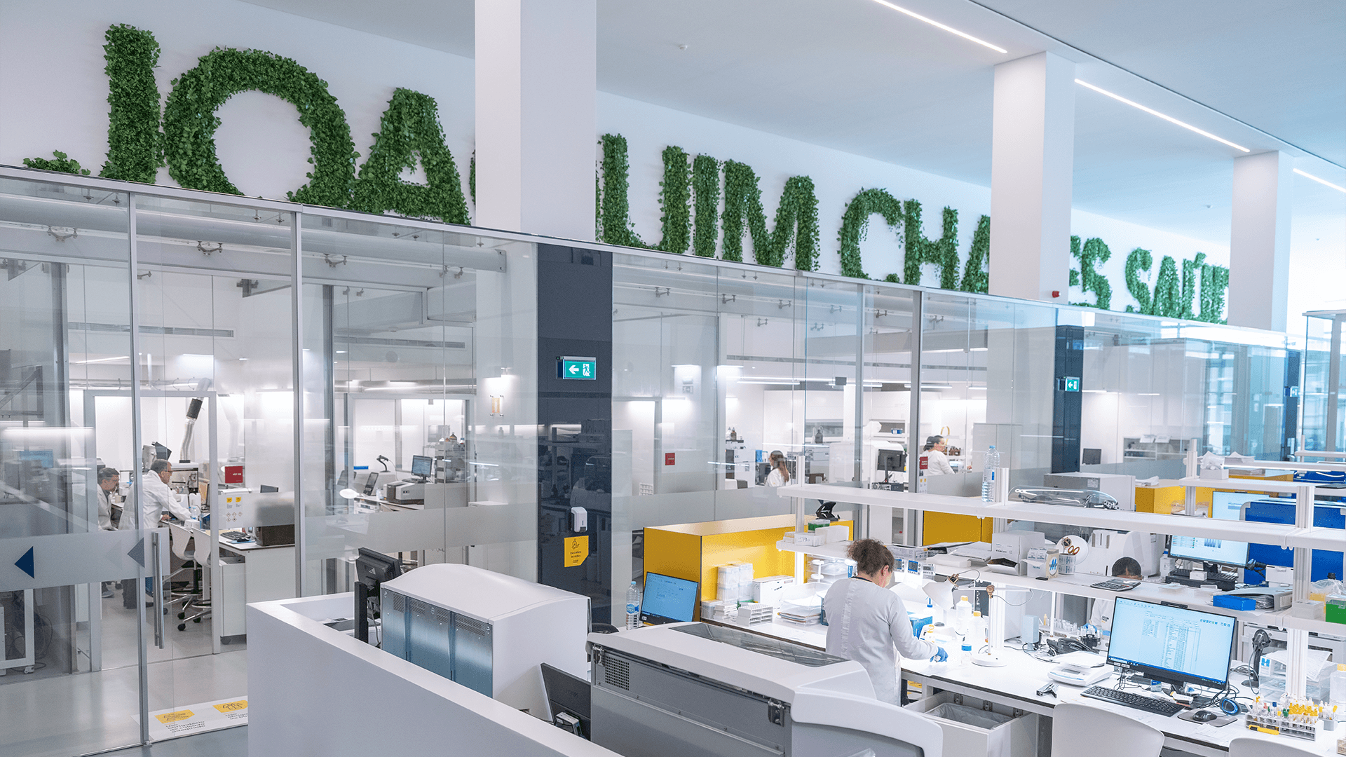 profissionais no laboratório 