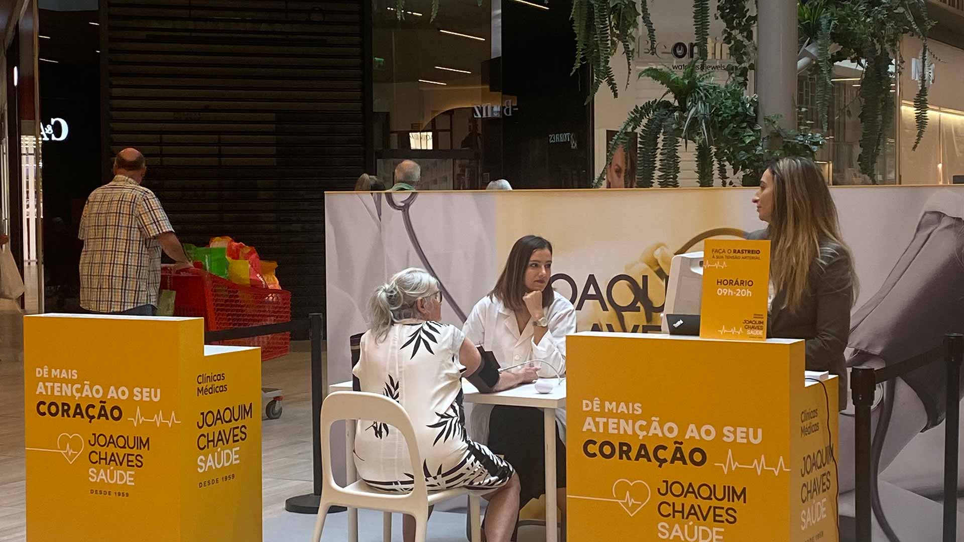 Nurse taking a woman's blood pressure at the Blood Pressure Screening Action carried out by Joaquim Chaves Saúde