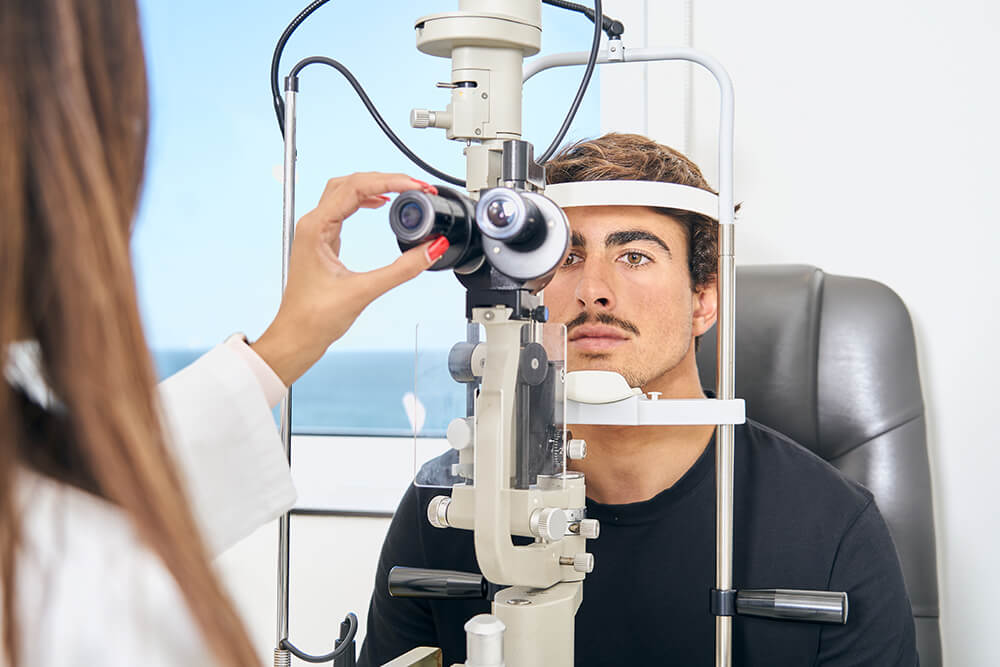 médico a realizar um exame de oftalmologia a um paciente