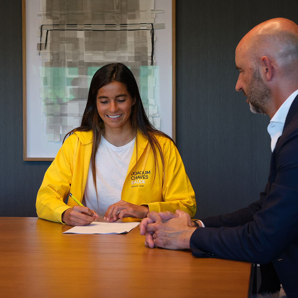 Teresa Bonvalot signing a contract with José Chaves to her right