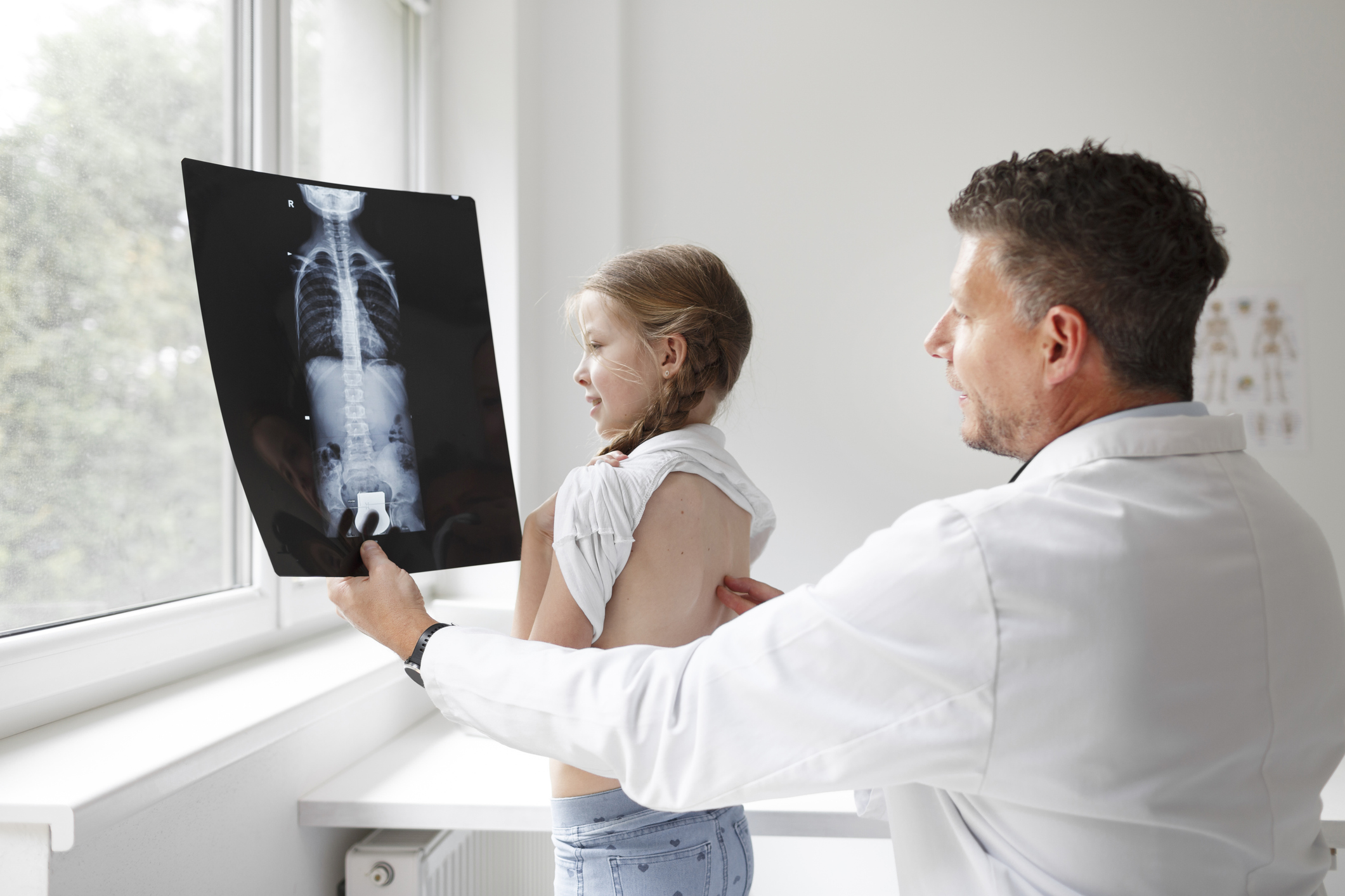 Médica a atender paciente jovem 