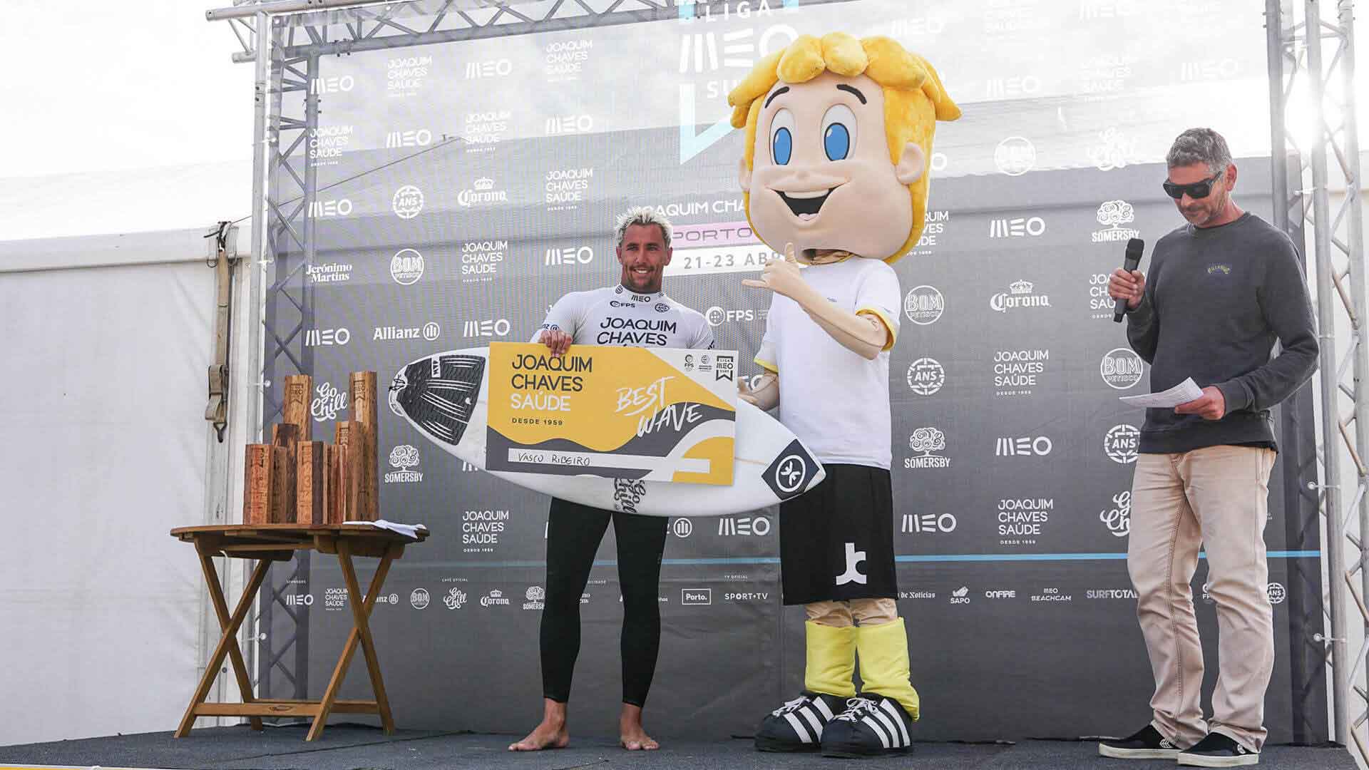 Palco da Liga MEO Surf com surfista e Mascote Joaquim Chaves Saúde