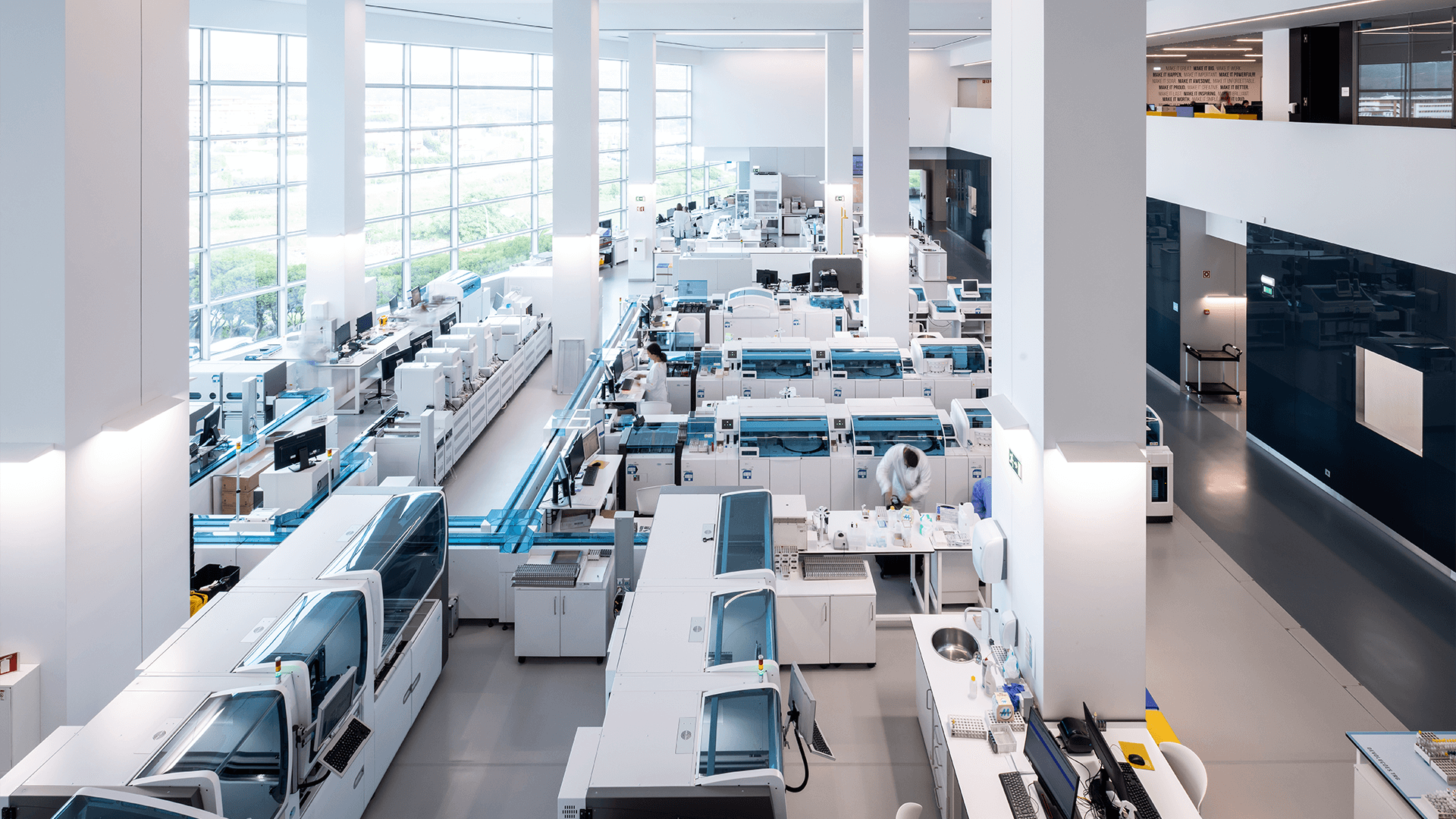 profissionais no laboratório 