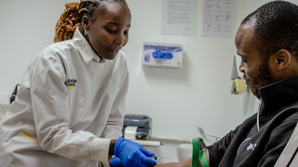 paciente na sua colheita de sangue