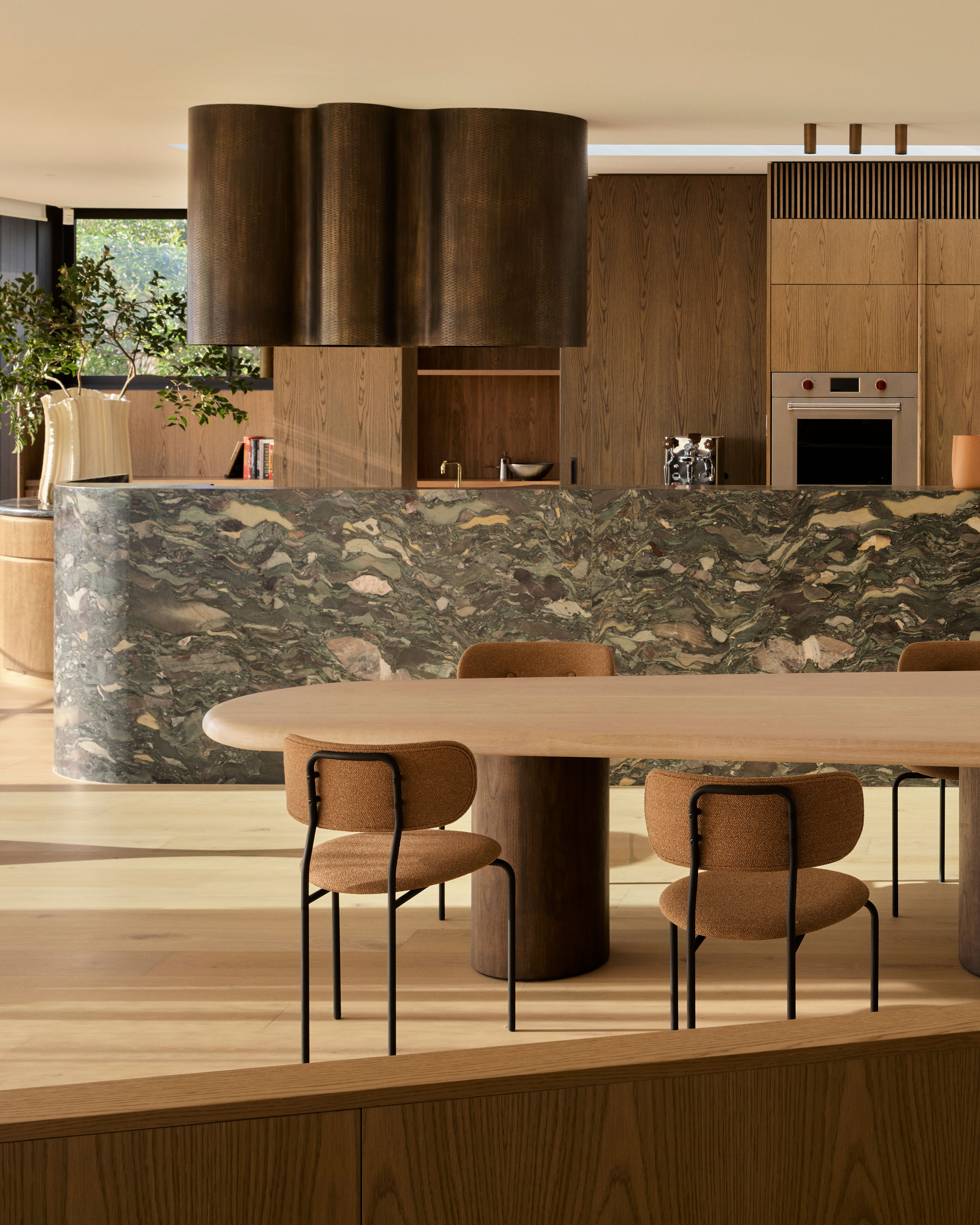 【うに】Goerge's PACCO ダイニングチェアB GUBI Coco Dining Chair, Un-Upholstered & Stackable
