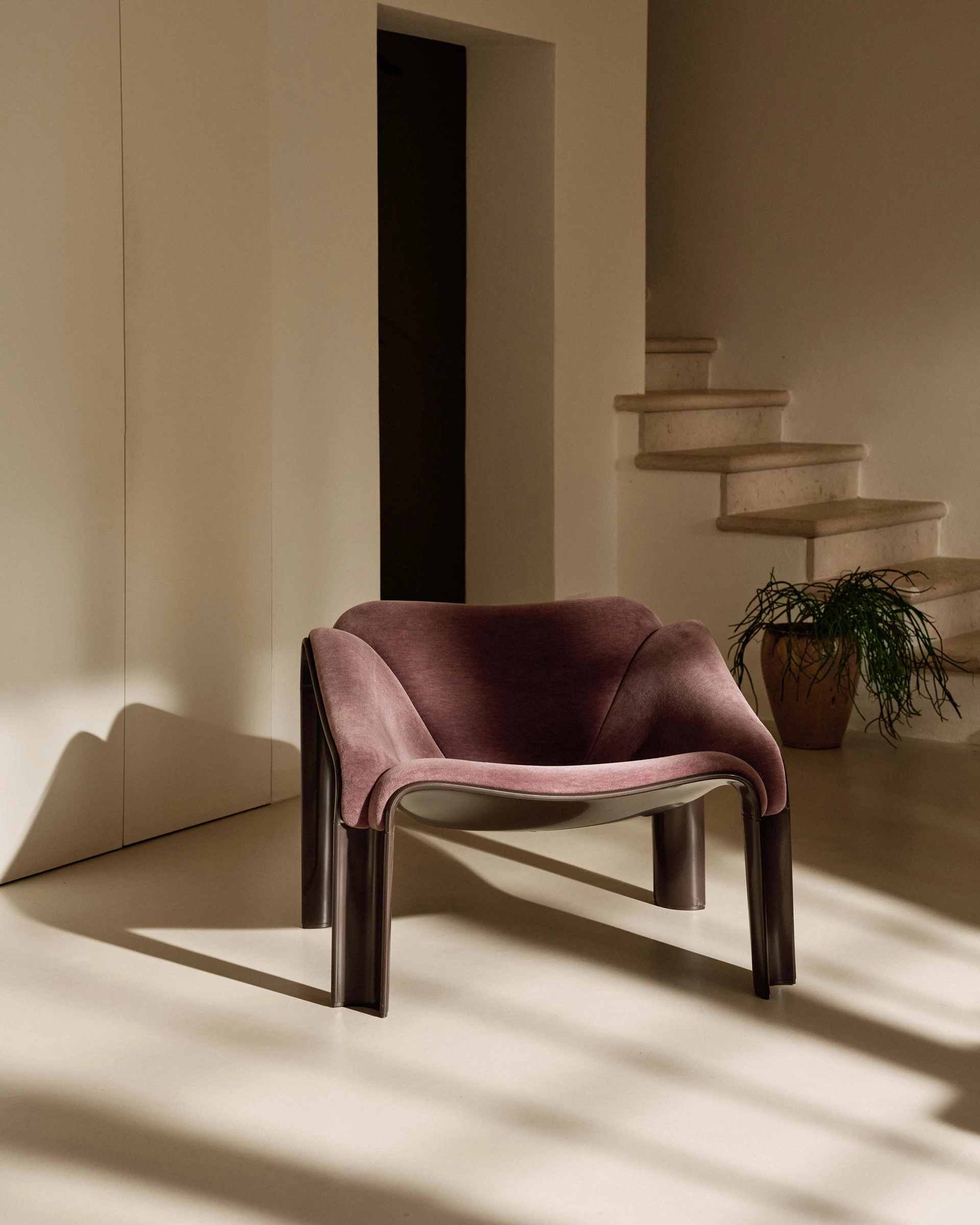F300 LOUNGE CHAIR IN MOLE