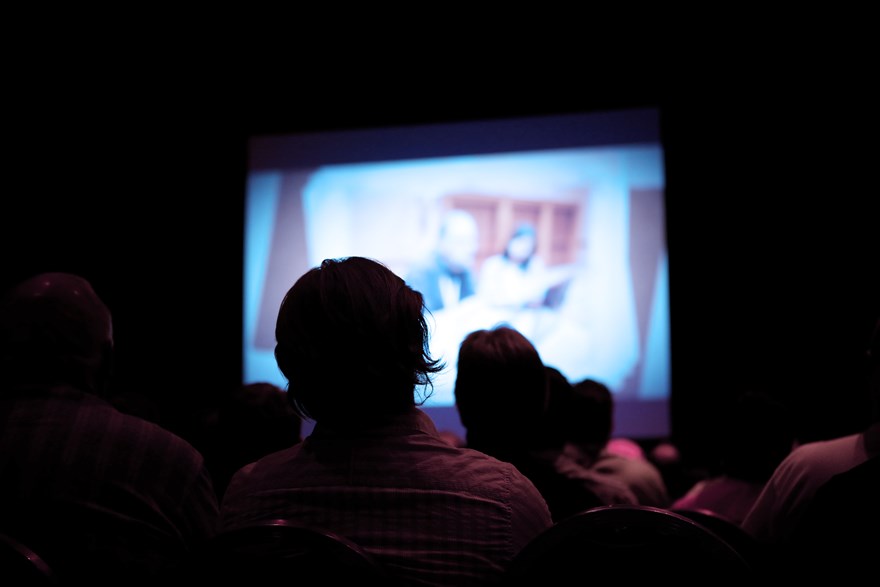 Home page cinéma salle fauteuil noir grand écran projection coliving