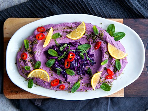 assiette de houmous violet