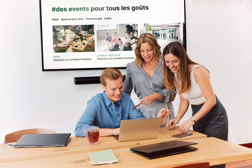 event job dating 2 filles 1 garçon ordinateurs boisson écran projection travail