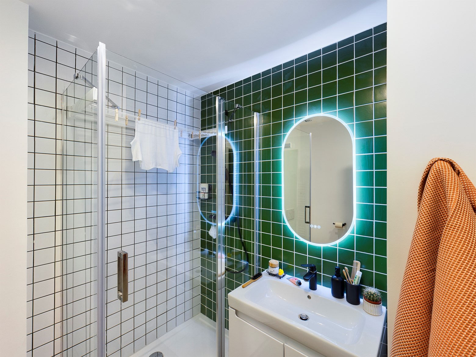 Home page logements salle de bain douche lavabo miroir lave linge sèche linge serviette