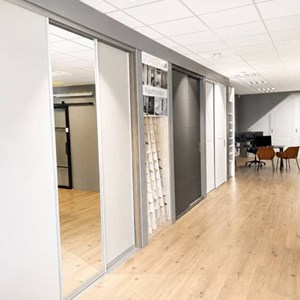Schuifdeuren in showroom