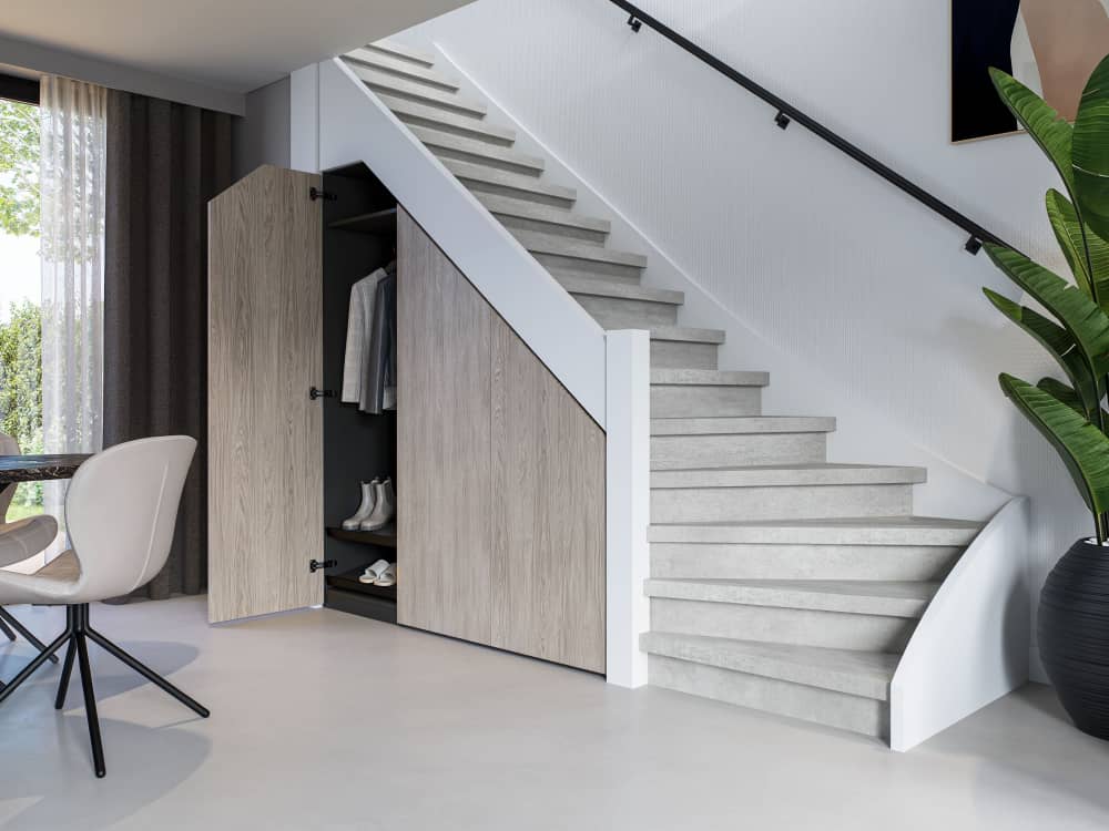 Grijze kast onder schuine trap