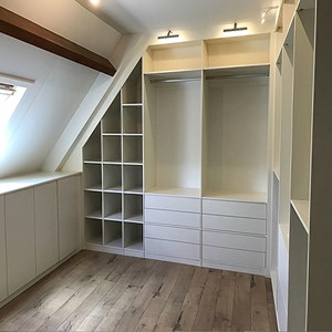 Ondiepe kast op zolder met schuine wand