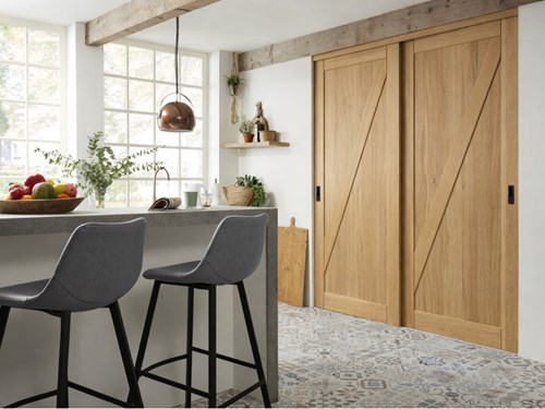 Klassieke houten kast met barndeuren