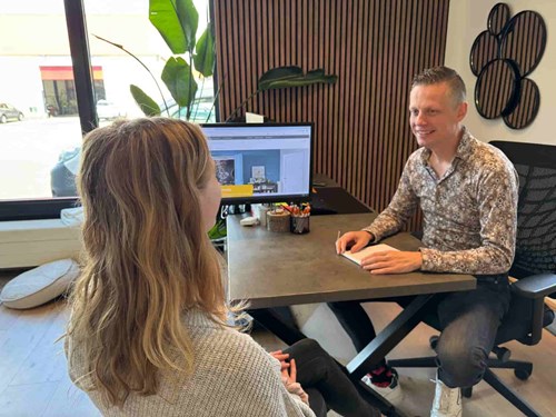 Klant adviesgesprek in showroom