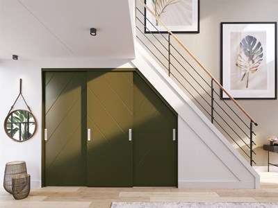 Groene landhuisdeuren onder trap